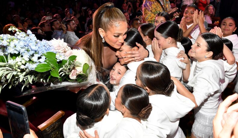 Jennifer Lopez la festivalul de film de la Tribaca în timp ce primește flori