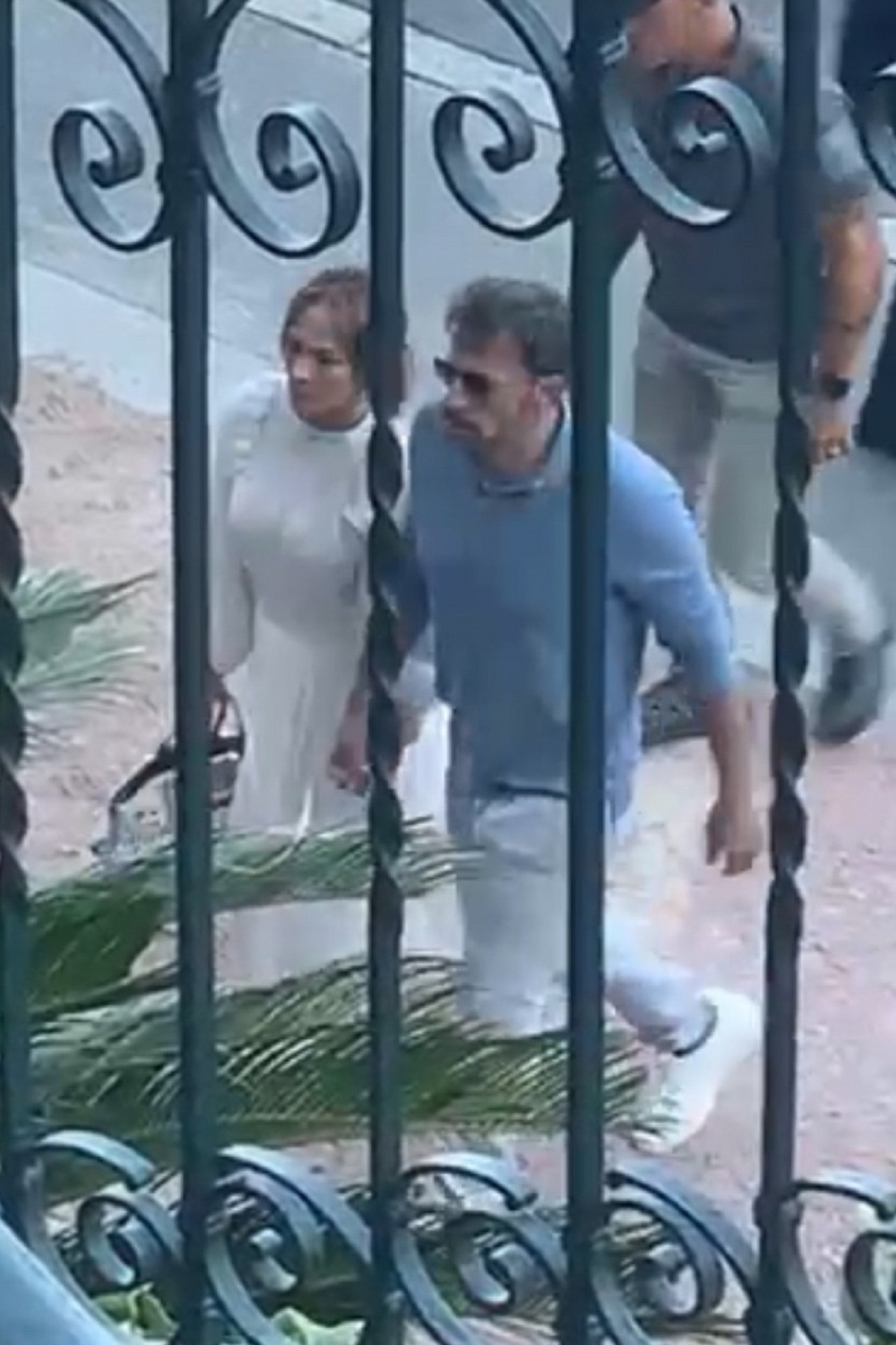 Jennifer Lopez și Ben Affleck se țin de mână în luna de miere