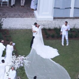 Jennifer Lopez și Ben Affleck în timp ce se sărută la nuntă