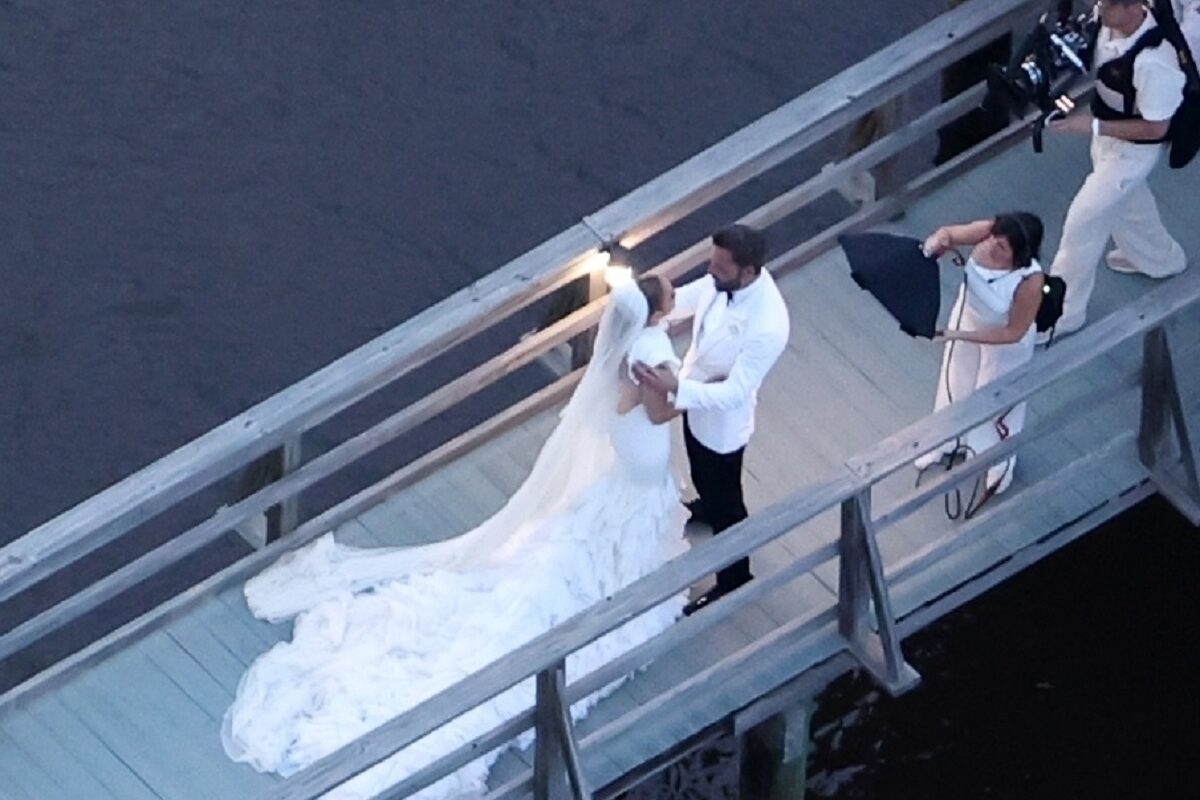 Jennifer Lopez și Ben Affleck pe ponton în timpul ședinței foto de la nuntă