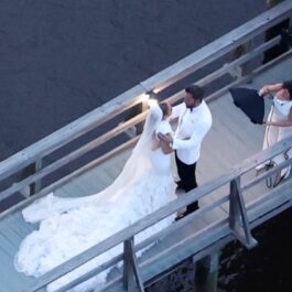 Jennifer Lopez și Ben Affleck pe ponton în timpul ședinței foto de la nuntă