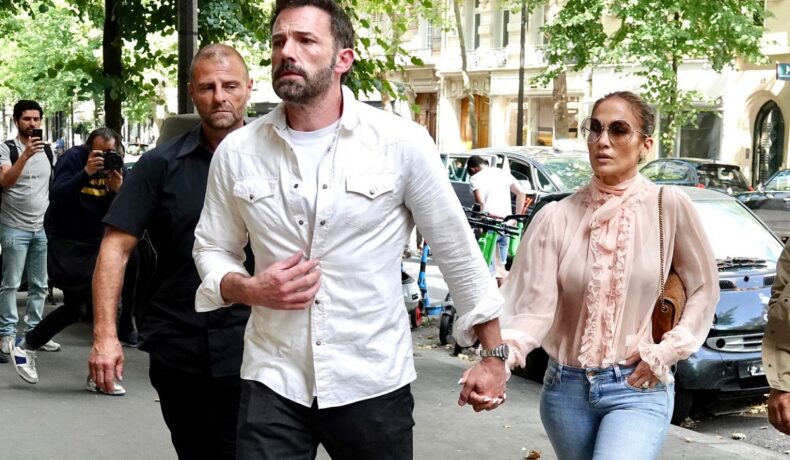 Ben Affleck de mână cu Jennifer Lopez în timp ce fac cumpărături din Paris