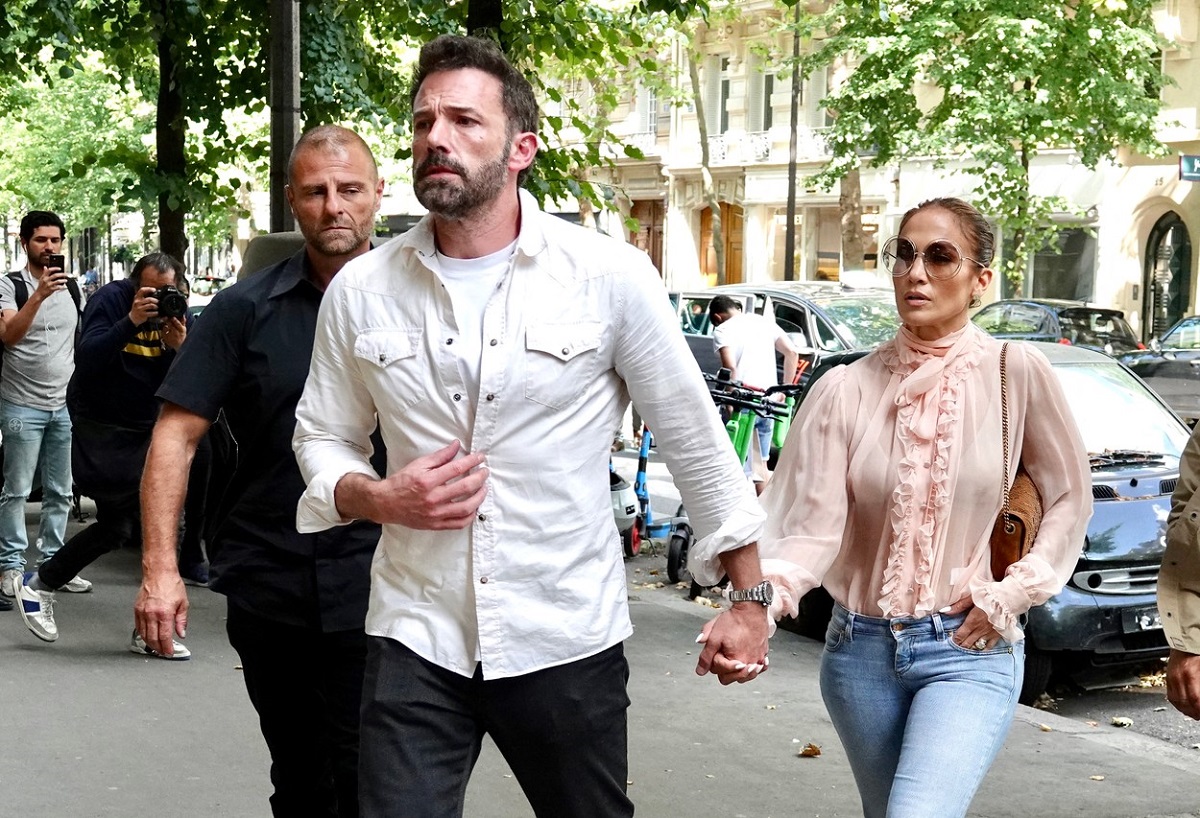 Ben Affleck de mână cu Jennifer Lopez în timp ce fac cumpărături din Paris