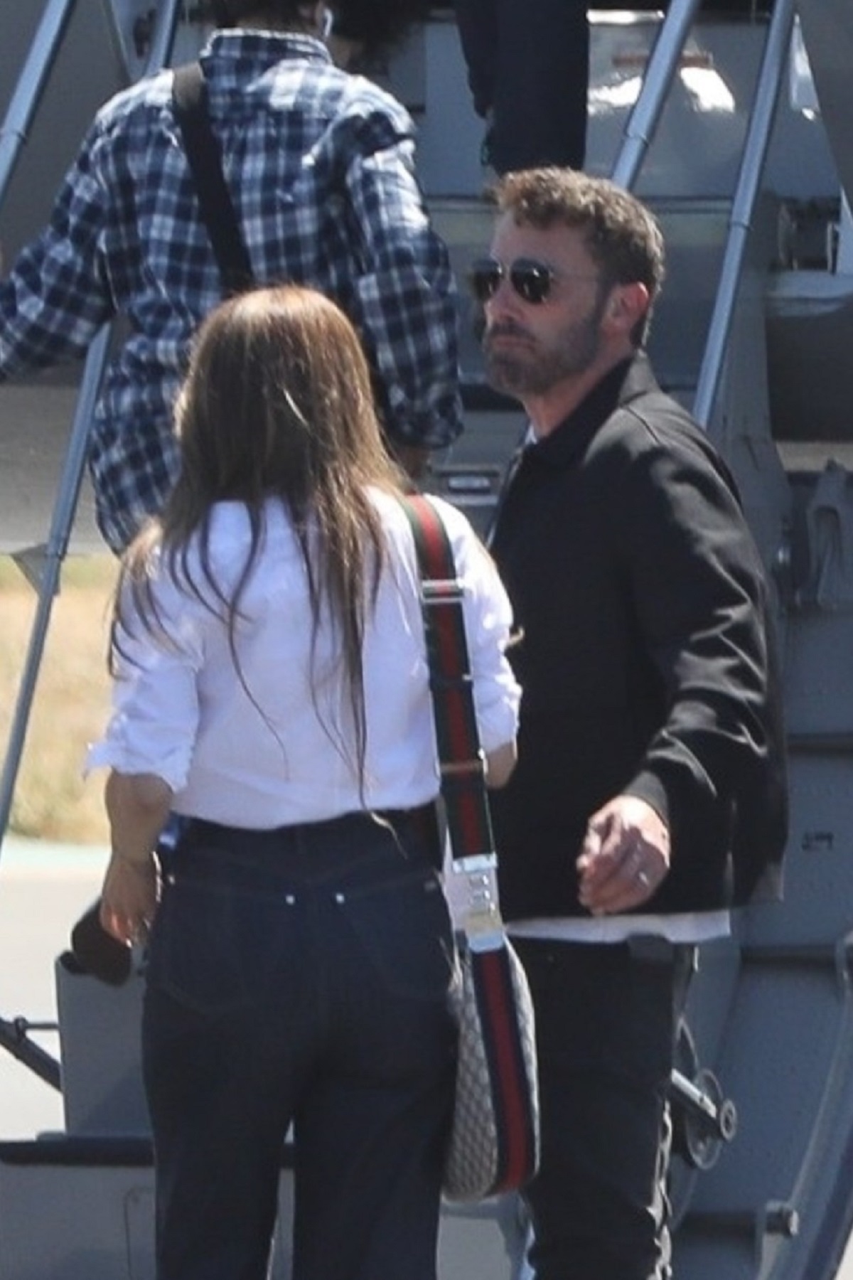 JenniferLopez și Ben Affleck în fața unui avion înainte să plece la New York