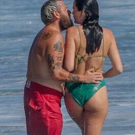 Jonah Hill își sărută iubita pe plajă, în Malibu