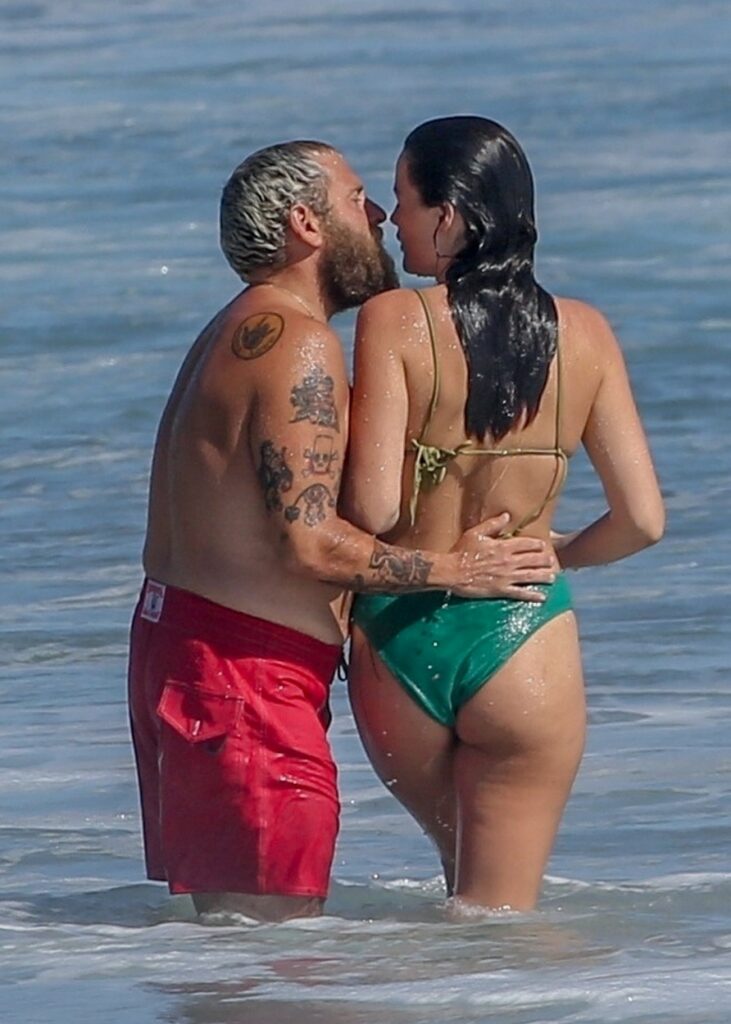Jonah Hill își sărută iubita pe plajă, în Malibu