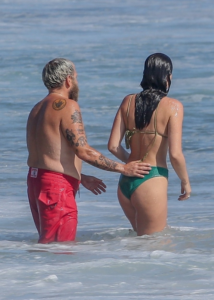 Jonah Hill își ține iubita de posterior, în timp ce se relaxează în apa oceanului