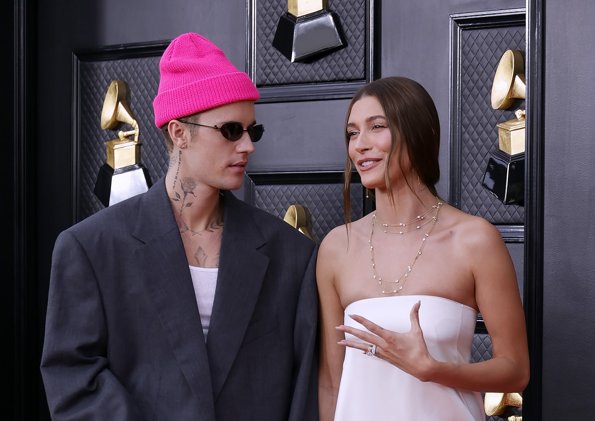 Justin și Hailey Bieber la petrecerea premiilor Grammy 2022