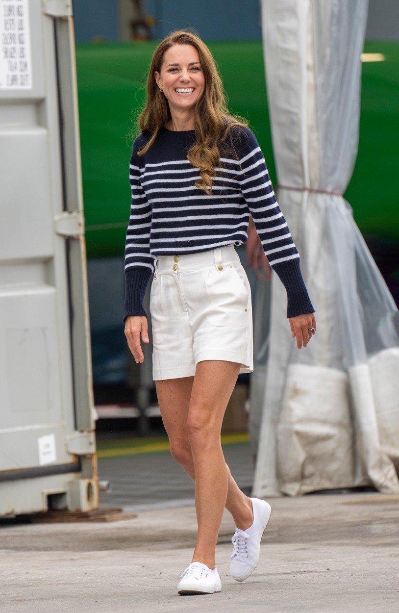 Kate Middleton, într-o pereche de pantaloni scurți albi, la un eveniment
