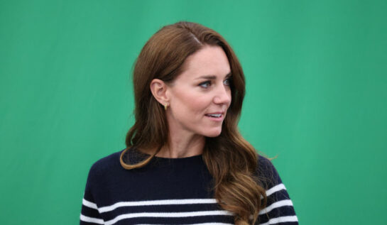 Kate Middleton, într-o bluză cu dungi albe, la un eveniment în Marea Britanie