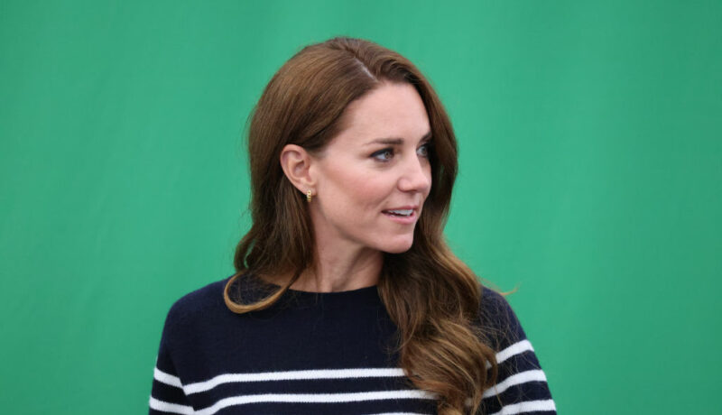 Kate Middleton, într-o bluză cu dungi albe, la un eveniment în Marea Britanie