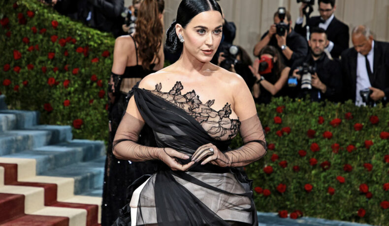 Katy Perry, la Met Gala 2022, într-o rochie neagră cu dantelă
