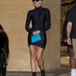 Khloe Kardashian într-o rochie neagră în timp ce pleacă dintr-un restaurant din Malibu