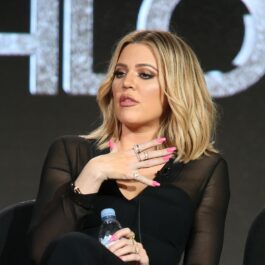 Khloe Kardashian într-o ținută all blac în timpul unui interviu din 2016