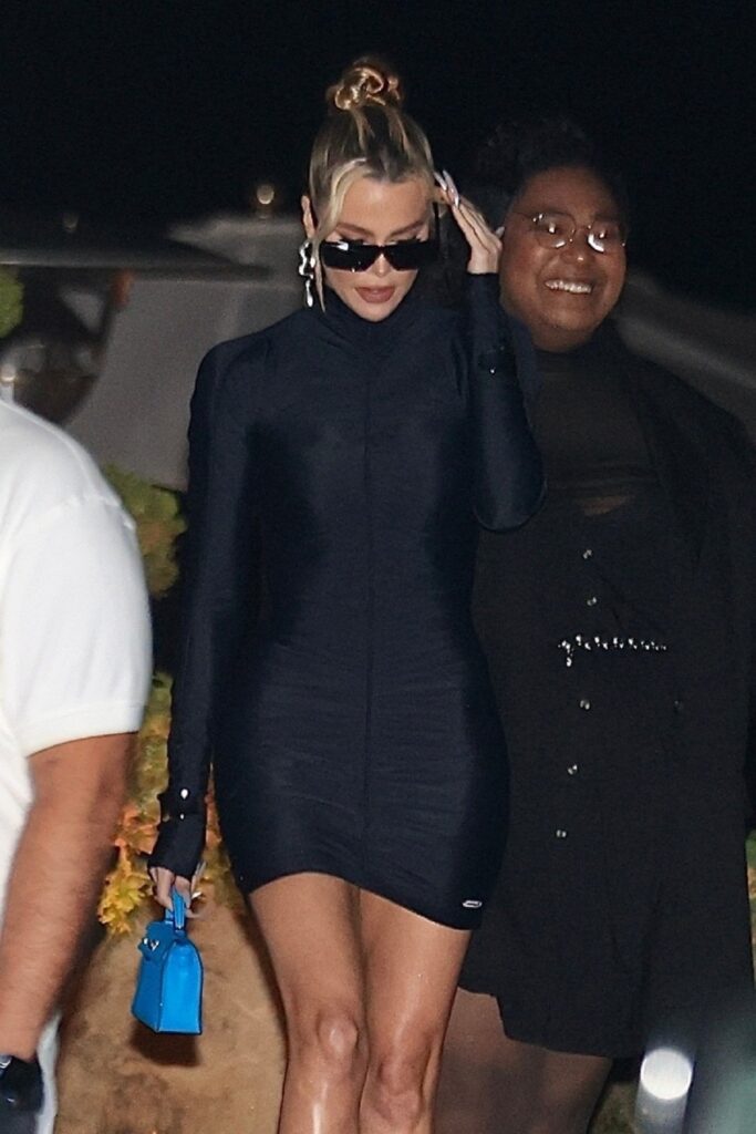Khloe Kardashian a luat cina la un restaurant din Malibu și a purtat o rochie neagră