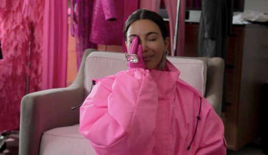 Kim Kardashian, într-o ținută roz, fotografiată în timp ce plânge