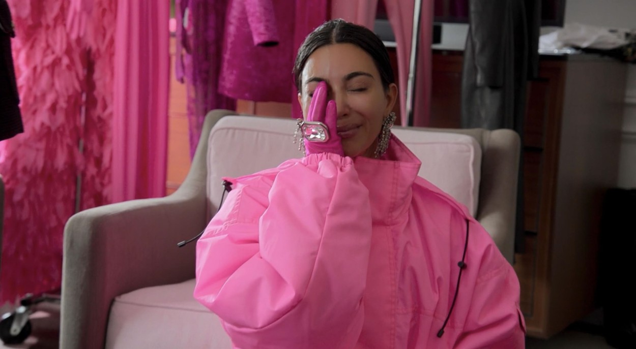 Kim Kardashian, într-o ținută roz, fotografiată în timp ce plânge