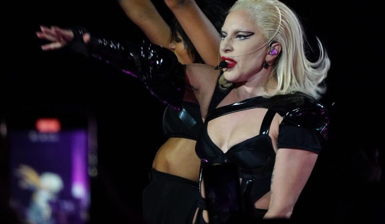 Lady Gaga a urcat pe scenă în Londra