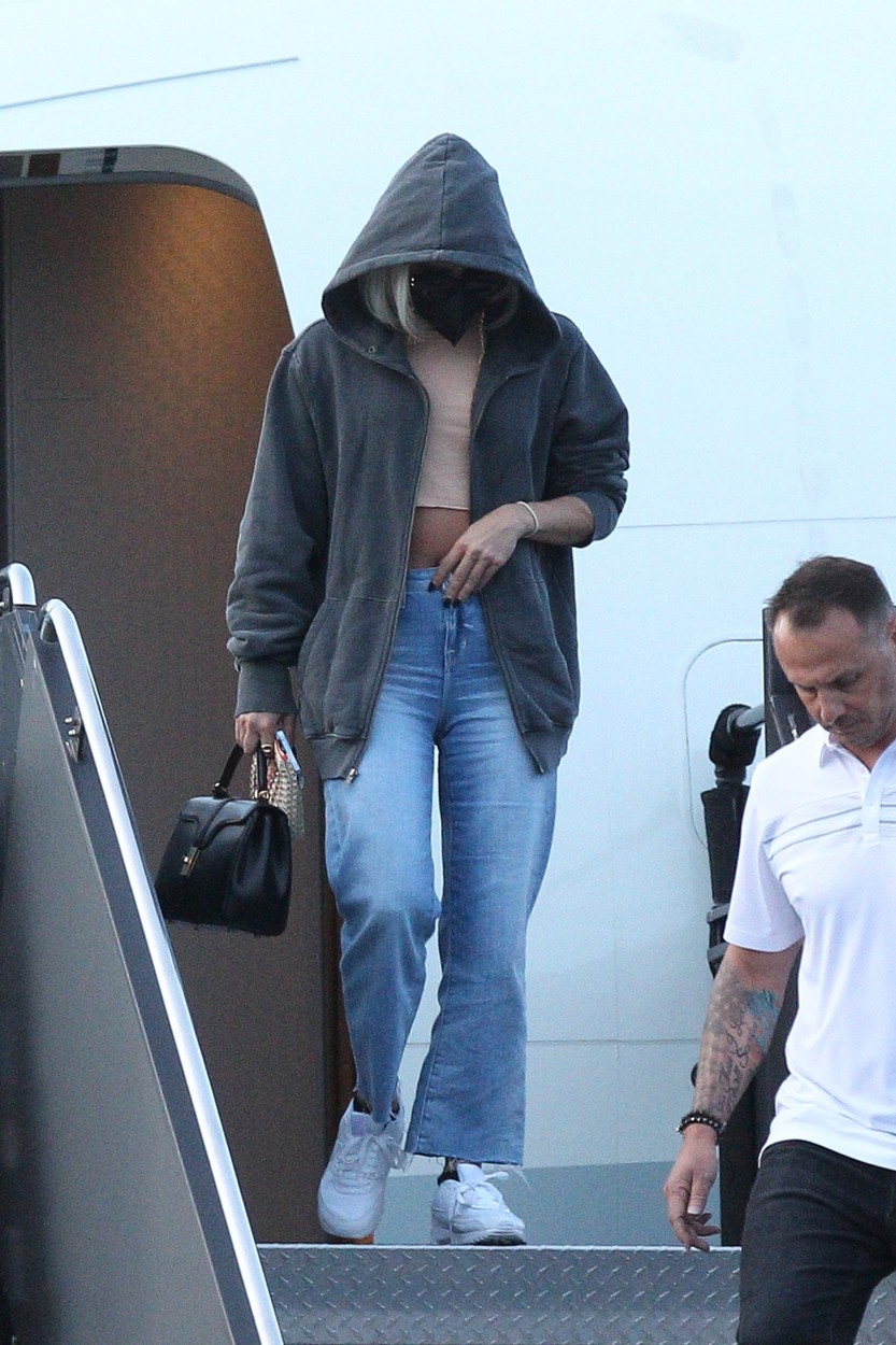 Lady Gaga în timp ce coboară din avionul privat în aeroport în Boston