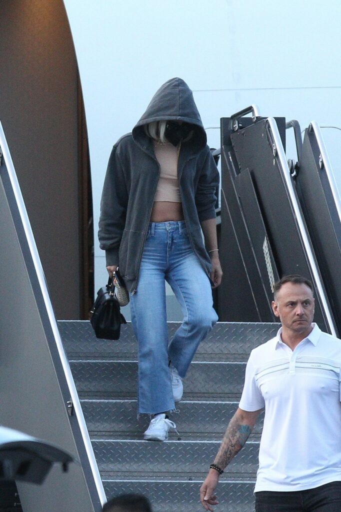 Lady Gaga a încercat să se ascundă de fotografi în aeroport