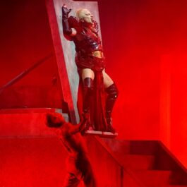 Lady Gaga într-o ținută roșie în timpul concertului din Londra din cadrul turneului Chromatica Ball