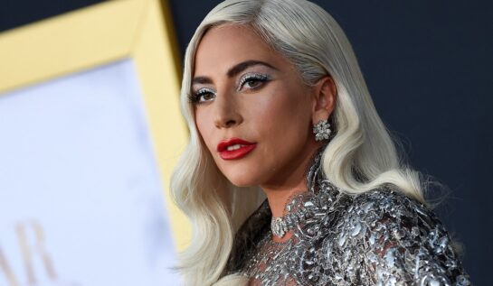 Lady Gaga într-o rochie gri în timp ce participa la Met Gala 2018