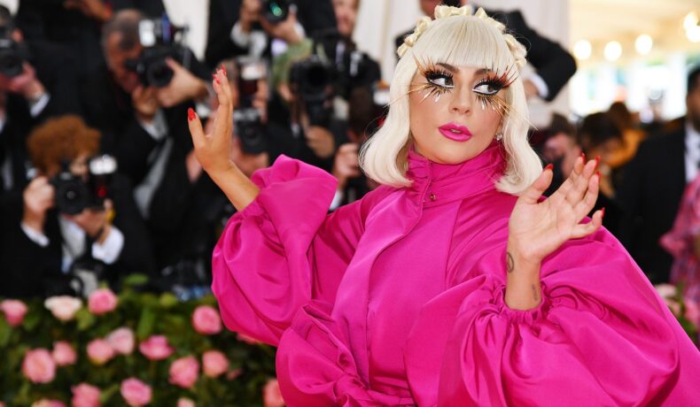 Lady Gaga într-o rochie roz în timp ce pozează la Met Gala 2019