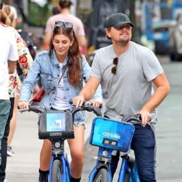 Leonardo DiCaprio și CAmila Morrone la o întâlnire cu bicicletele