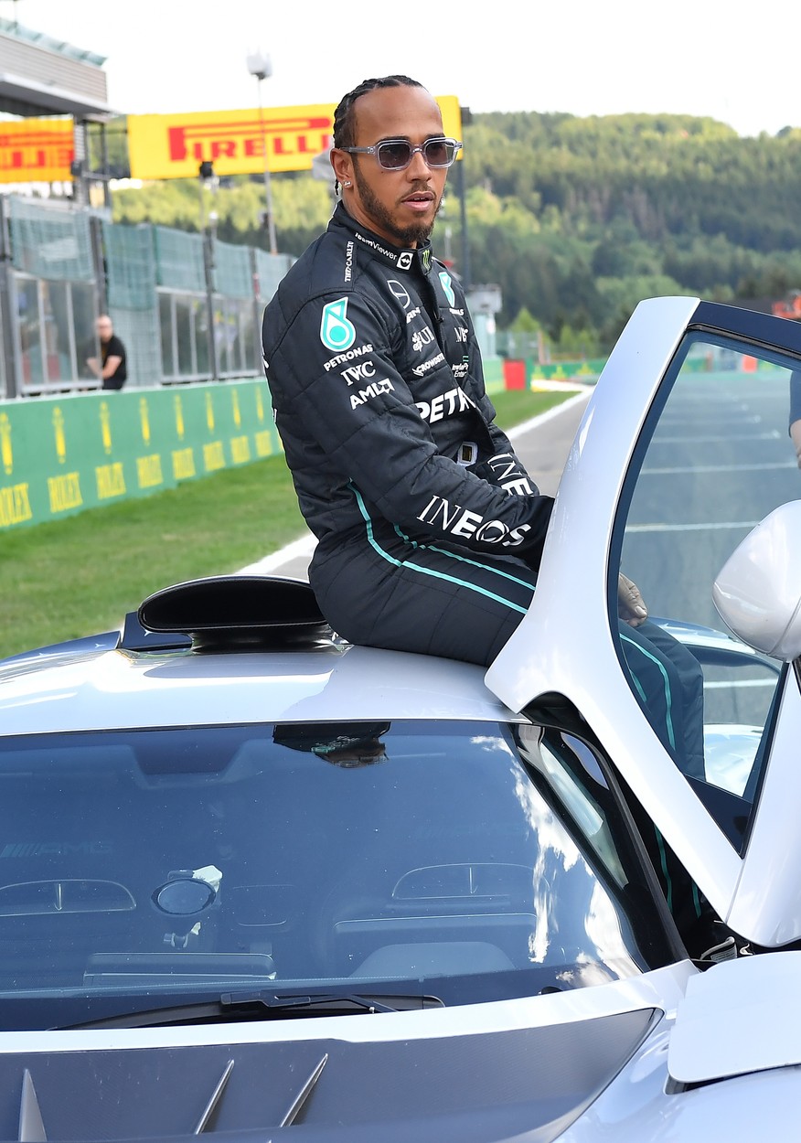 Lewis Hamilton, pe traseul de curse, urcat pe mașină