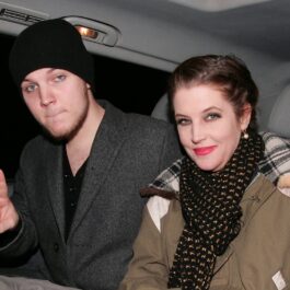 Lisa Marie Presley alături de fiul ei, Benjamin, în timp ce se află într-o mașină
