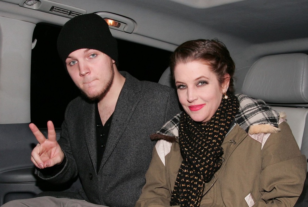 Lisa Marie Presley alături de fiul ei, Benjamin, în timp ce se află într-o mașină