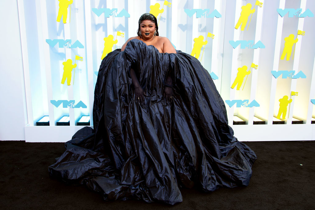 Lizzo a purtat o rochie voluminoasă, albastră, la MTV VMA 2022