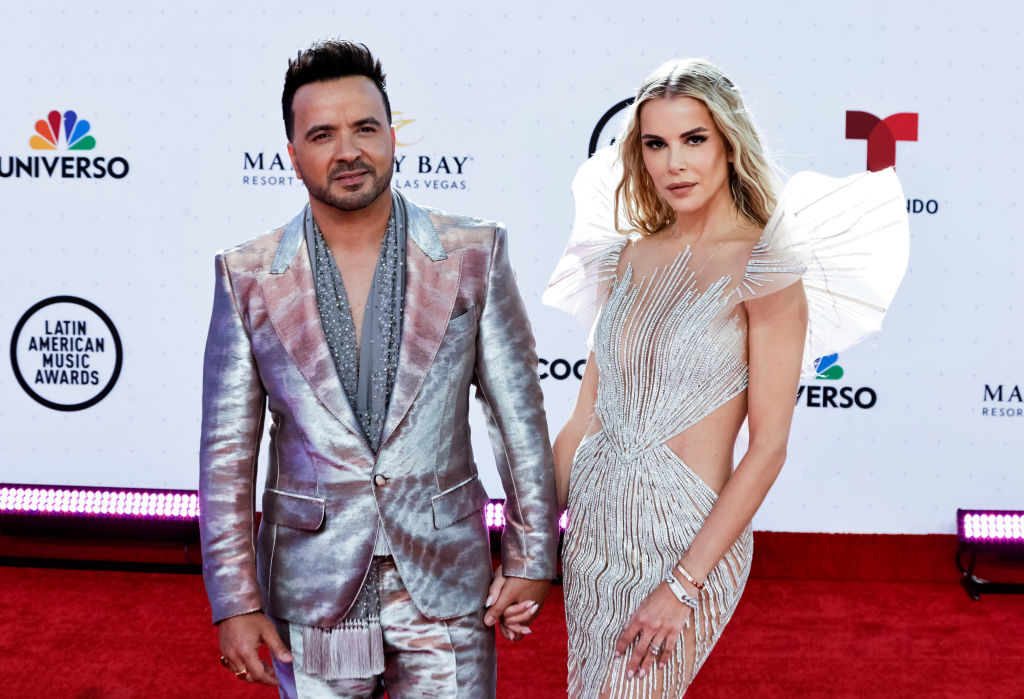 Luis Fonsi, într-un costum argintiu, alături de soția sa, la Latin Music Awards