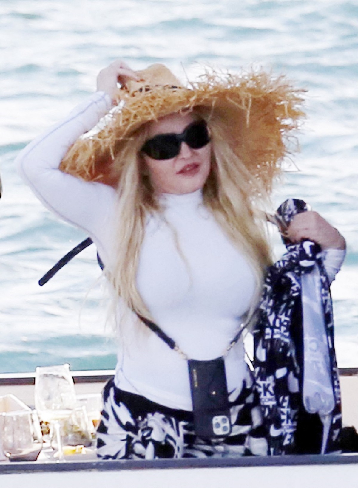 Madonna a mers în vacanță în Italia și a purtat o bluză albă cu o pălărie de paie