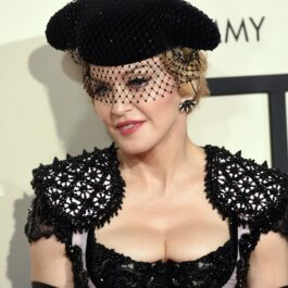 Madonna pe covorul roșu la Premiile Grammy din anul 2015