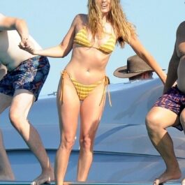Margot Robbie a mers în vacanță în Spania și a purtat un costum de baie roz în timp ce se arunca în apă de pe iaht