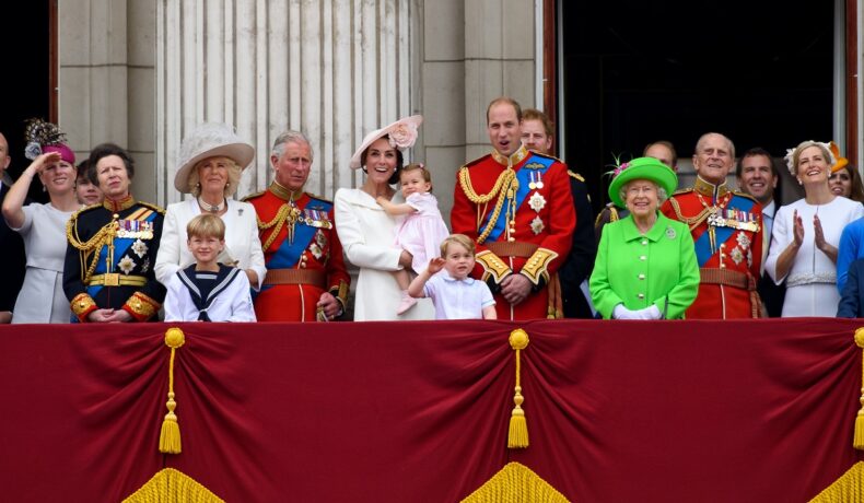 Membrii familie regale britanice la balconul palatului Buckingham în tip ce iau parte împreună la parada Trooping the colour din anul 2016