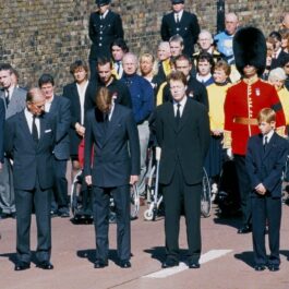 Prințul Charles alături de Prințul Philip și Prinții Wiliam și Harry la înmormântarea Prințesei Diana
