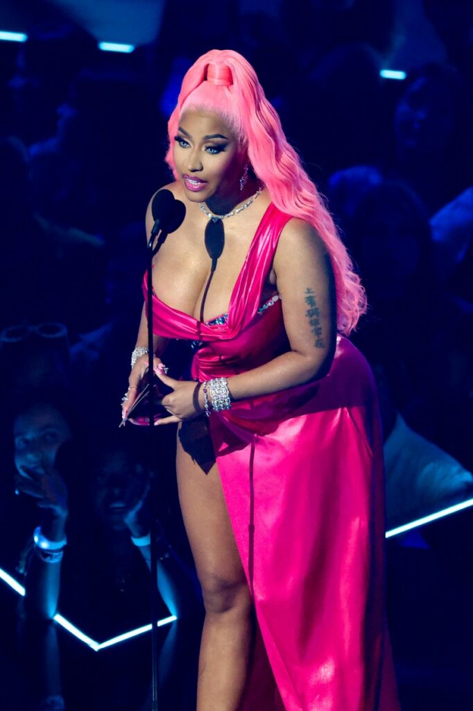 Nicki Minaj, într-o rochie roz, lungă, la MTV VMA 2022
