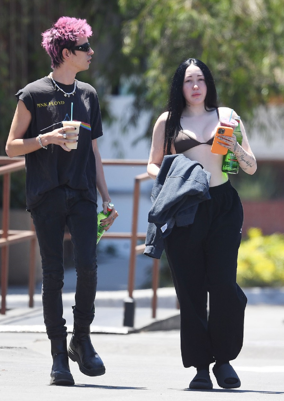Noah Cyrus alături de iubitul său în timp ce se plimbă pe străzile din Los Angeles