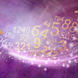 O mână care stă întinsă către principalele numere norocoase la loto în funcție de zodie