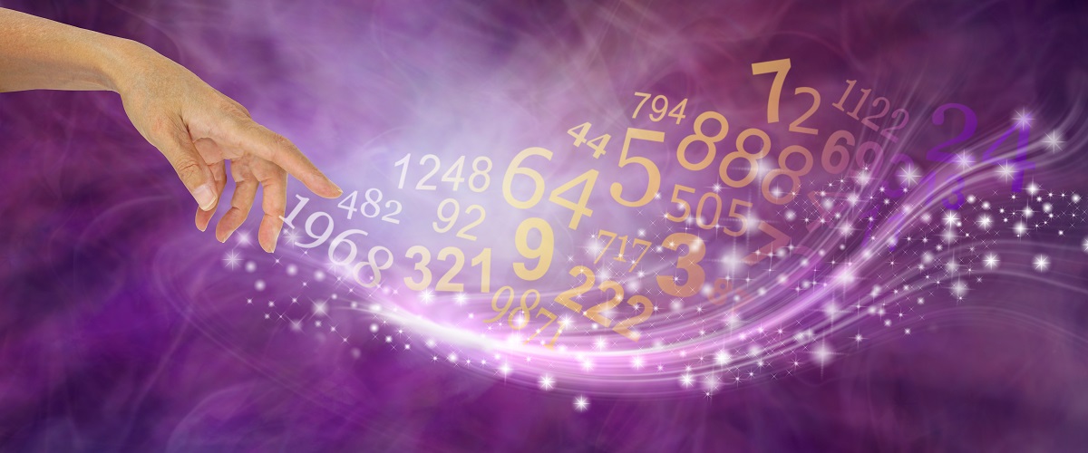 O mână care stă întinsă către principalele numere norocoase la loto în funcție de zodie