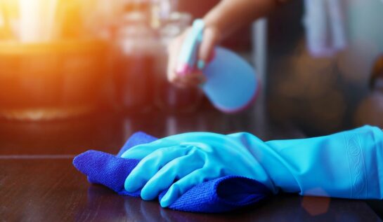 Două mâini care folosesc o soluție de curățare a prafului făcută în casă
