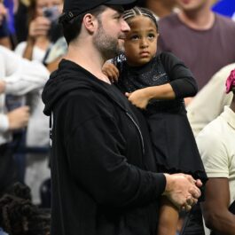 Olympia Williams în brațele tatălui său la meciul de la US Open 2022 din New York