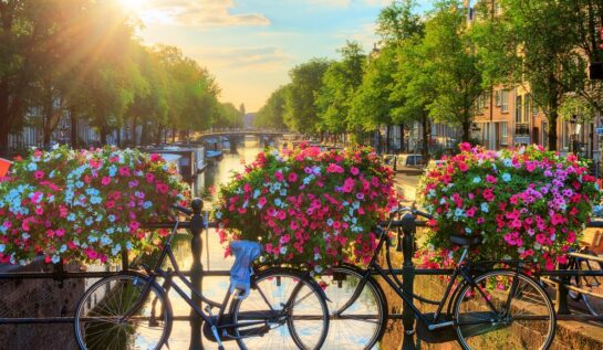 O fotografie din Amsterdam care ilustrează cele mai prietenoase orașe pentru bicicliști