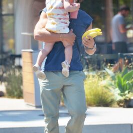 Orlando Blooom cu Daisy Dove în brațe pe străzile din Los Angeles