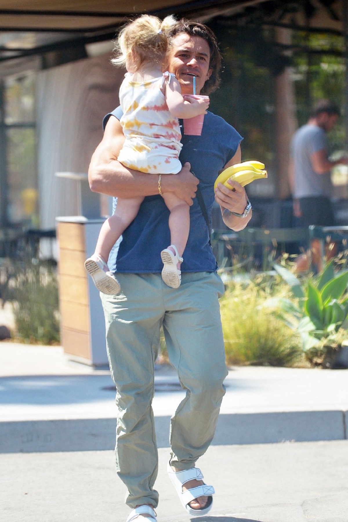 Orlando Blooom cu Daisy Dove în brațe pe străzile din Los Angeles