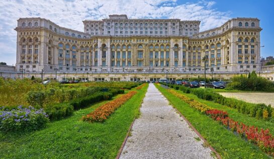 O imagine panoramică ce surprinde Palatul Parlamentului care se află pe lista de locuri de vizitat în București vara