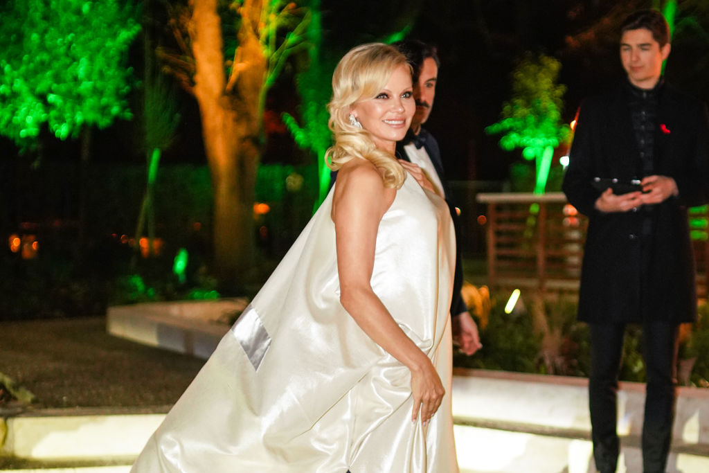 Pamela Anderson, într-o rochie elegantă, la un eveniment monden