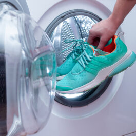 Pantofi sport, în mașina de spălat rufe